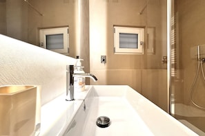 Shower, bidet, towels