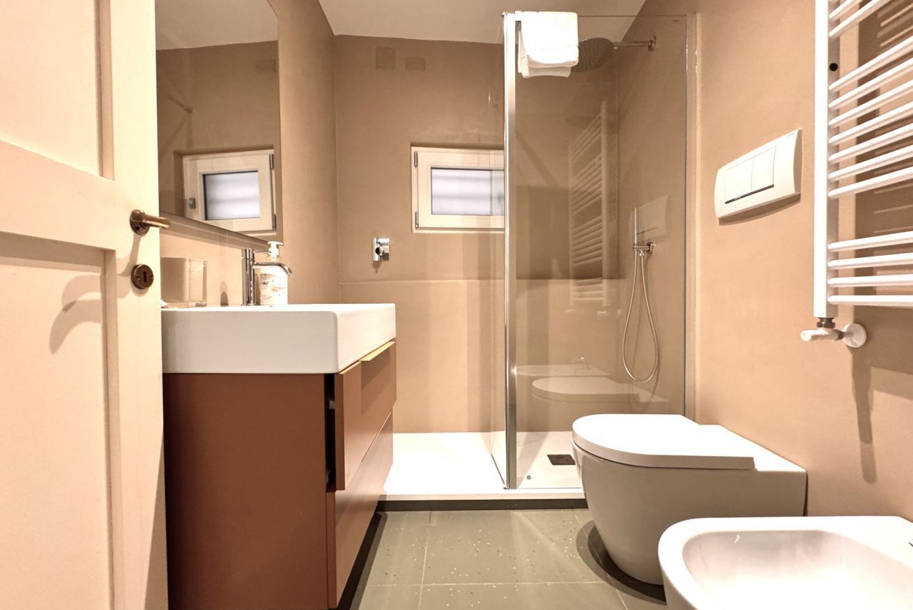 Shower, bidet, towels