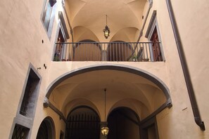 Un interior de varios niveles con arcos y balcones.