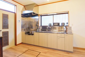 Microwave, oven, stovetop - 10 min walk from Nikko Station / 120 ㎡ / bouldering / secret base in loft / 10 people, 4 parking spaces (日光市若杉町)
