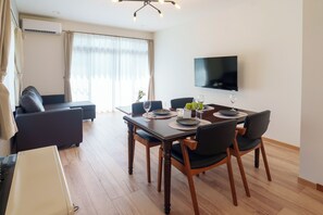 Dining - 10 min walk from Nikko Station / 120 ㎡ / bouldering / secret base in loft / 10 people, 4 parking spaces (日光市若杉町)