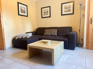 Smart-tv, een dvd-speler, een tafeltennistafel en boeken