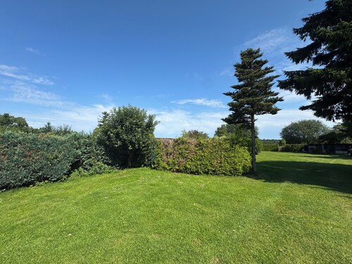 Charmante Ferienwohnung in Ostseenähe – großer Garten,entspannt/grün, gemütlich.