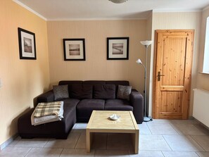 Smart-TV, DVD-Player, Tischtennisplatte, Bücher