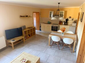 Een koelkast, een oven, een kookplaat, een broodrooster