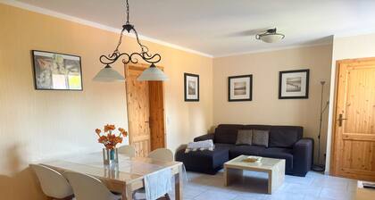 Charming vacation apartment near the Baltic Sea - large garden, relaxed/green, cozy.