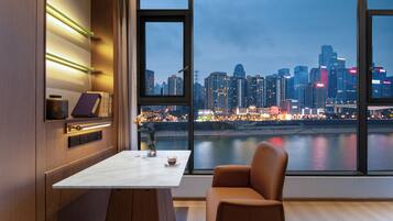 Espacio para trabajar con laptop y tabla de planchar con plancha