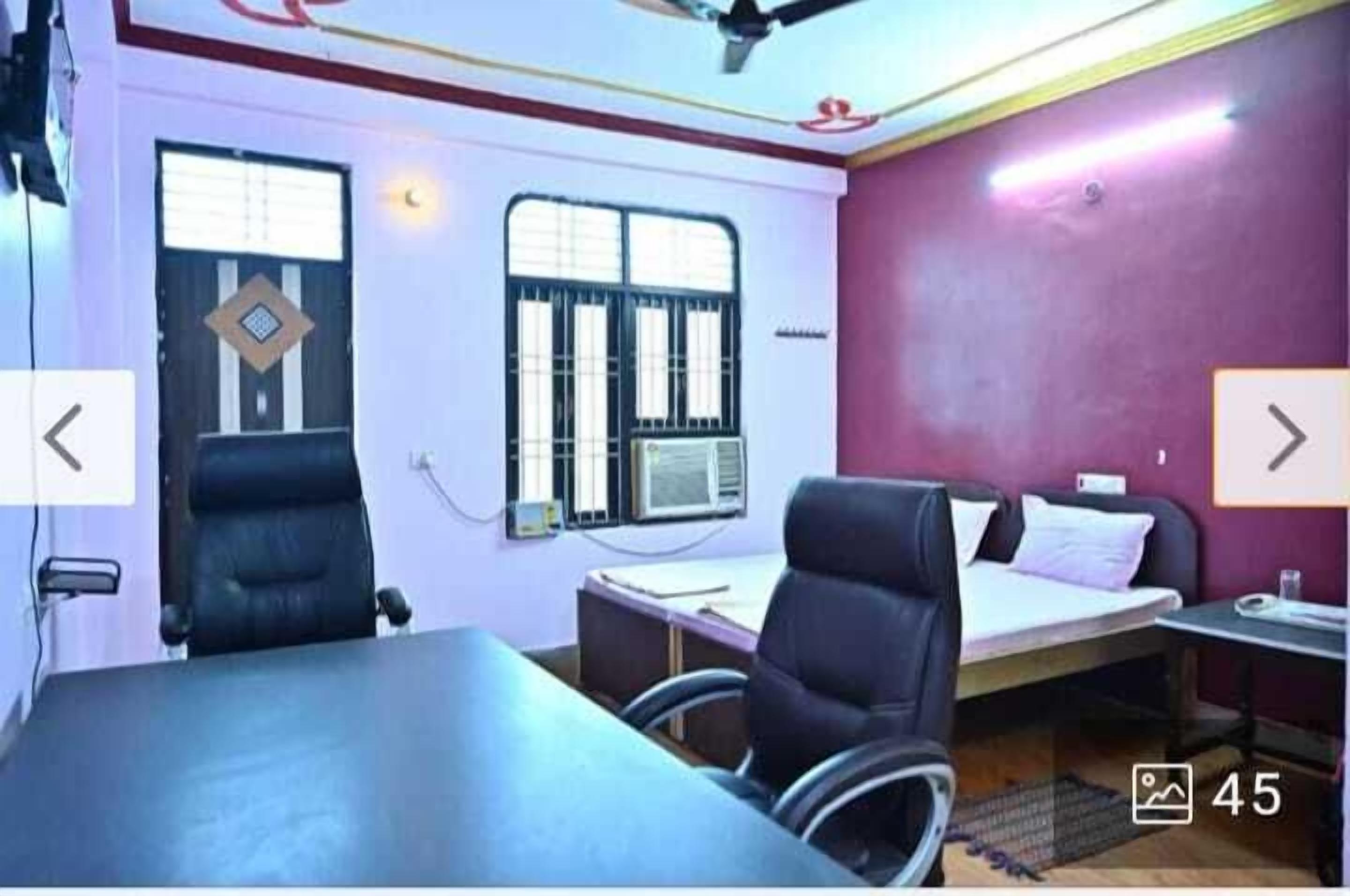 Desk, laptop workspace, free WiFi