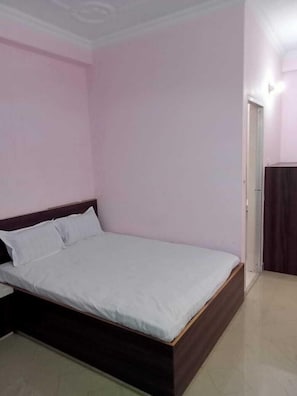 Escritorio, espacio para trabajar con un portátil, wifi gratis