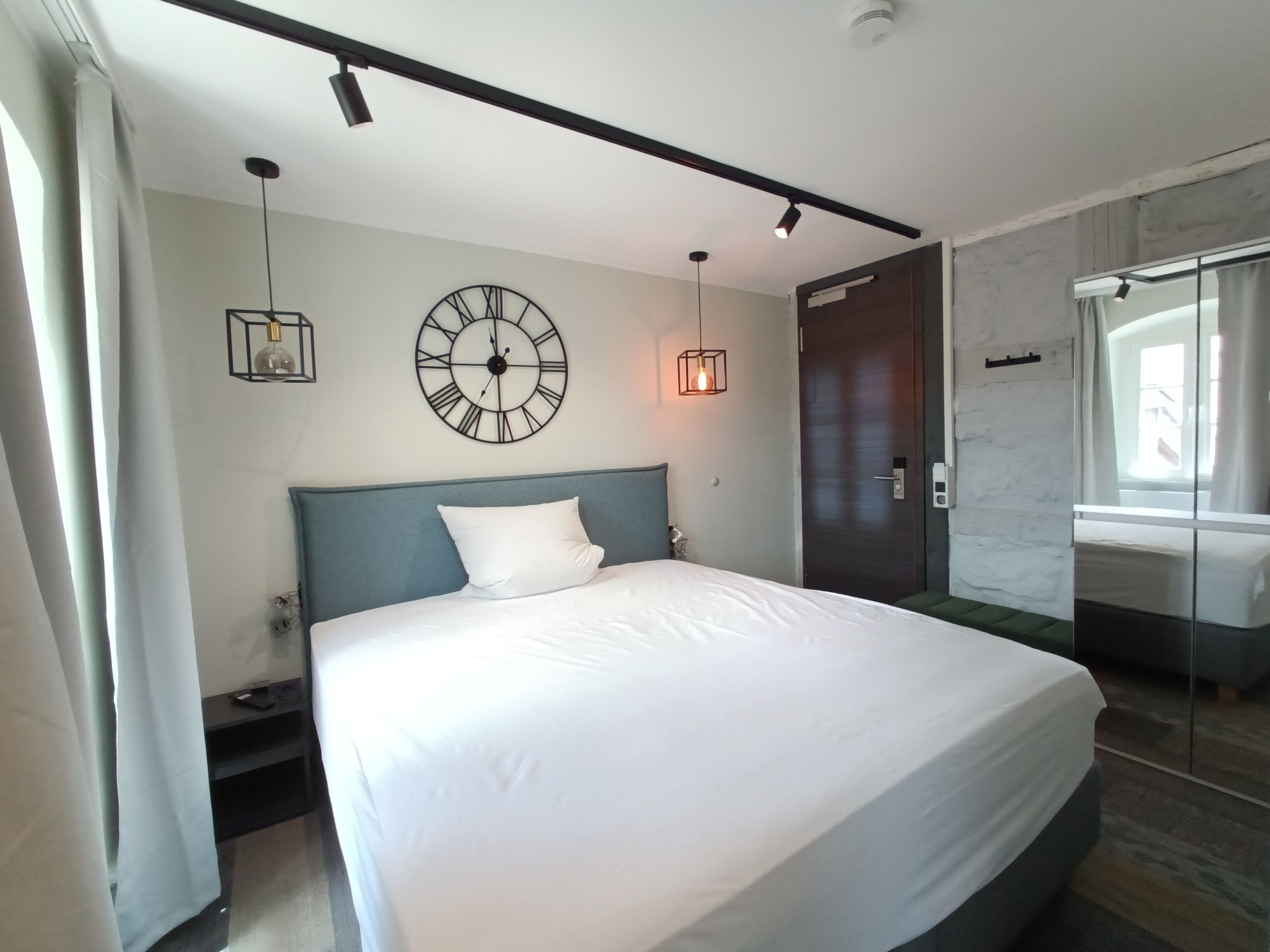 6 bedrooms, WiFi, bed sheets