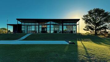 Vista frontal de la propiedad