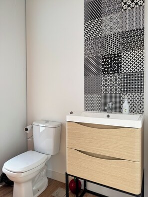 Douche, articles de toilette gratuits, sèche-cheveux