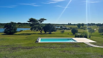 Kolam renang outdoor, dengan kursi berjemur