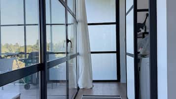 Cortinas blackout, tabla de planchar con plancha y wifi gratis