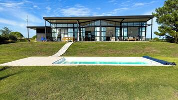 Piscina externa, espreguiçadeiras