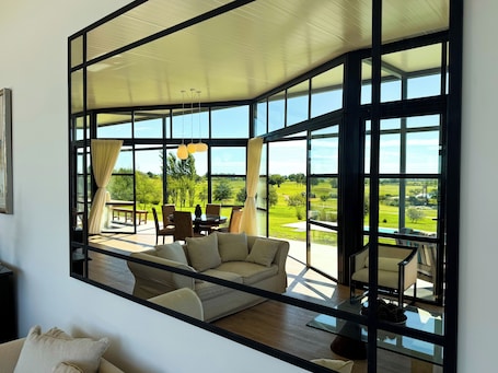 Cortinas blackout, tabla de planchar con plancha y wifi gratis