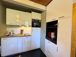 Réfrigérateur, four à micro-ondes, lave-vaisselle