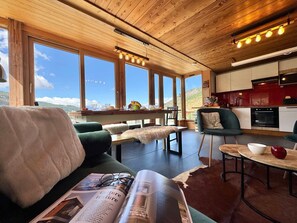 Living area - Spacious apartment with mountain view and parking for 10 guests (Vars)