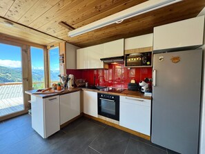 Réfrigérateur, four à micro-ondes, lave-vaisselle