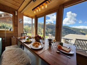 Dining - Spacious apartment with mountain view and parking for 10 guests (Vars)