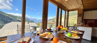 Spacious apartment with mountain view and parking for 10 guests