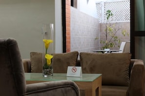 Habitación con 2 camas individuales, vista a la ciudad | Terraza o patio