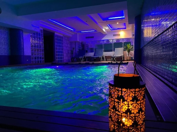 Piscina coberta (horari: 11:00-21:00) i gandules