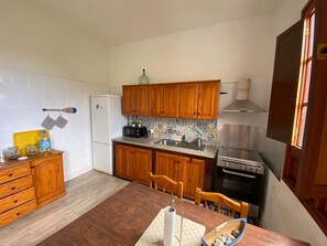 冰箱、微波炉、茶具/咖啡用具、厨具/餐具