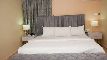 Familie appartement, balkon, uitzicht op stad | Een bureau, een laptopwerkplek, verduisterende gordijnen