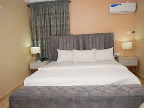 Escritorio, espacio para trabajar con laptop y cortinas blackout 