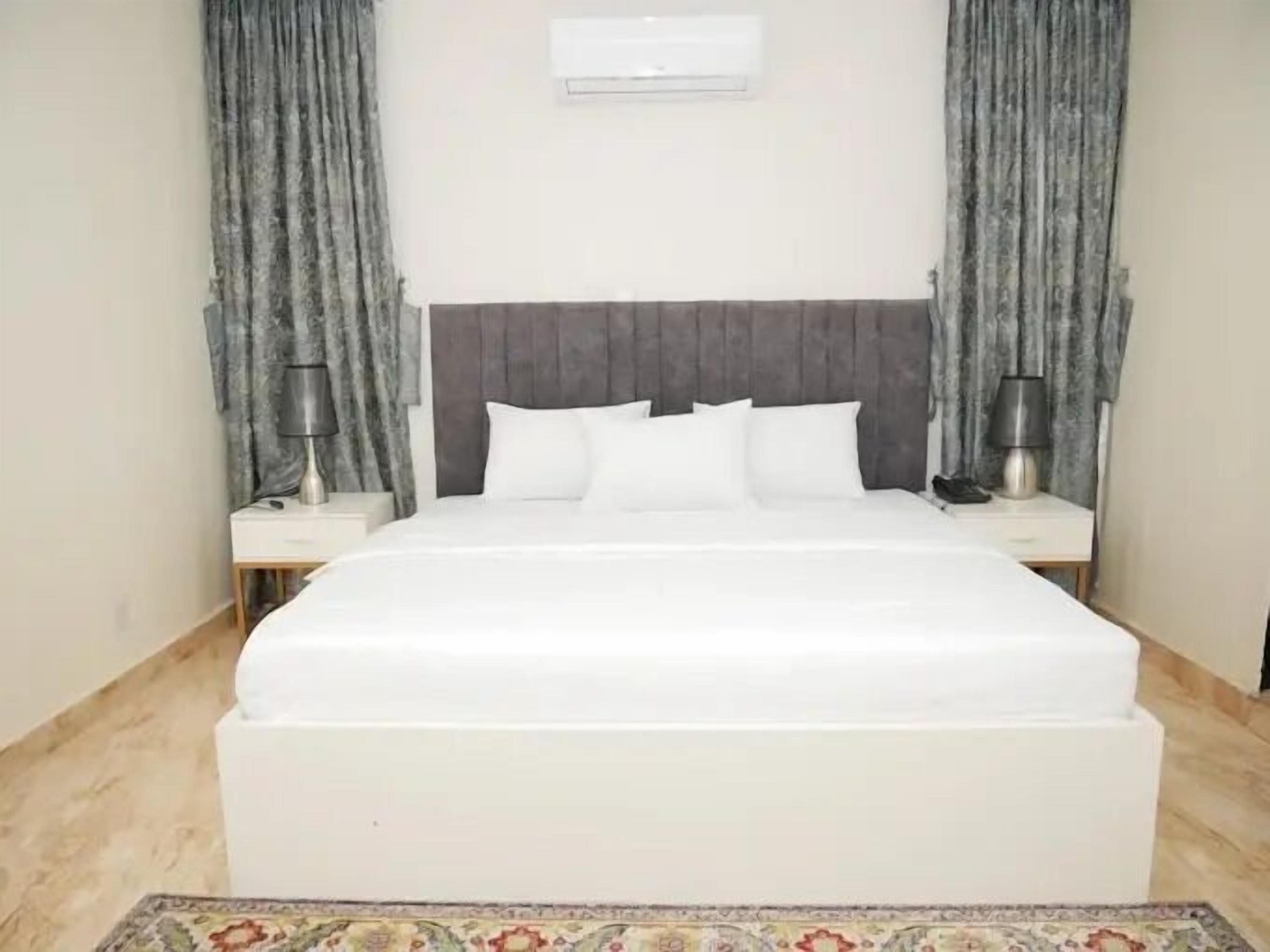 Apartamento familiar, balcón, vistas a la ciudad | Escritorio, espacio para trabajar con un portátil, cortinas opacas