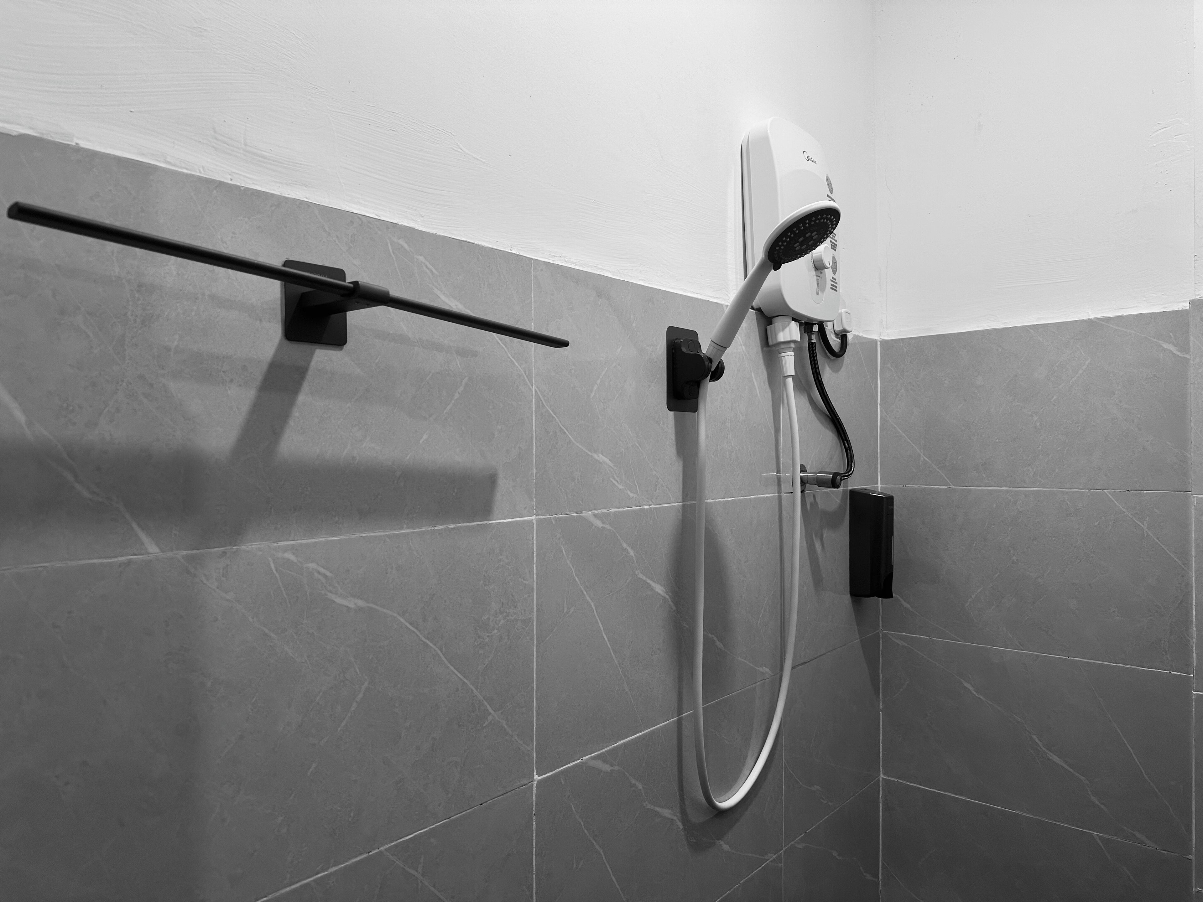 Perlengkapan mandi gratis, pengering rambut, sabun, dan tisu toilet