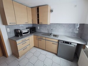 Een microgolfoven, een oven, een kookplaat, een vaatwasser