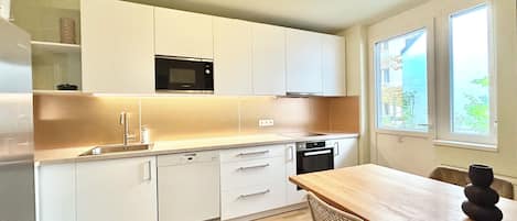 Jääkaappi, mikroaaltouuni, uuni, liesi