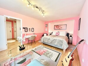2 habitaciones, escritorio, tabla de planchar con plancha y wifi gratis 