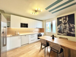 Fridge, microwave, oven, stovetop - Superb 2-Bedroom Apartment 1-Minute from Stadtpark (Wien)