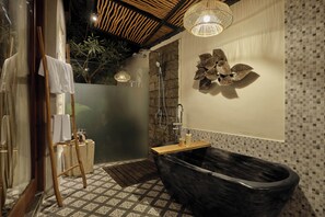 Vila luxo, vista para o vale | Banheiro | Produtos de toalete grátis, secador de cabelo, chinelos