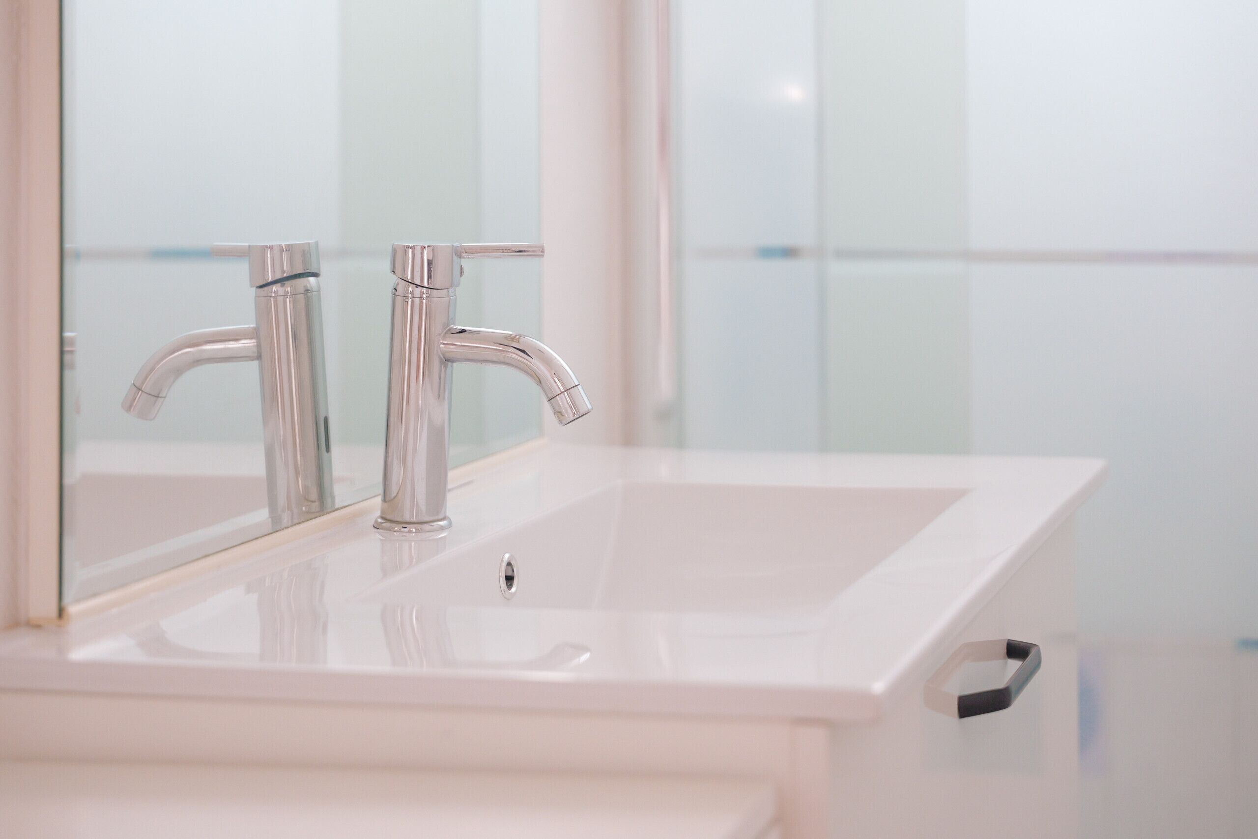 Een douche, een haardroger, handdoeken