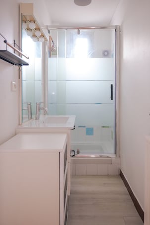 Shower, hair dryer, towels. Lovely apartment in the Madeleine district for 4 people