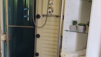 Hiustenkuivaaja, pyyhkeet, saippua, vessapaperi