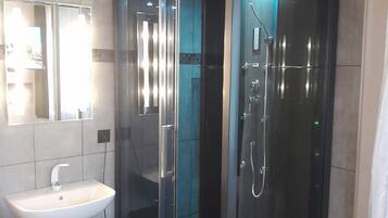 Dusche, Haartrockner, Seife, Toilettenpapier