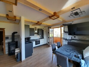 Mikrobølgeovn, ovn, kokeplater og oppvaskmaskin