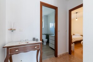 2 chambres, fer et planche à repasser, draps fournis