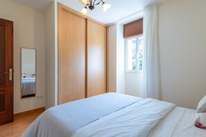 2 chambres, fer et planche à repasser, draps fournis