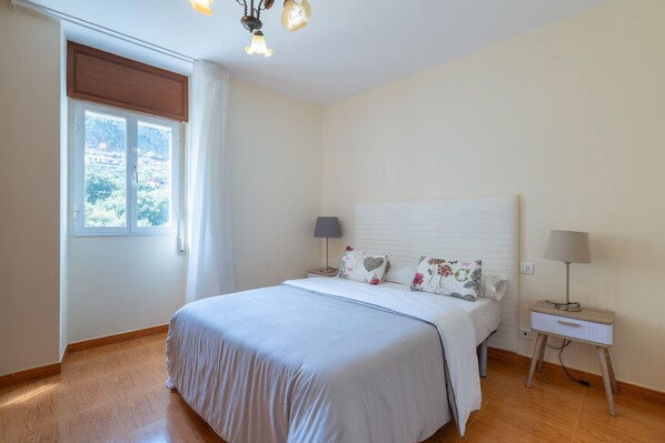 2 chambres, fer et planche à repasser, draps fournis