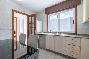 Fridge, microwave, dishwasher, coffee/tea maker