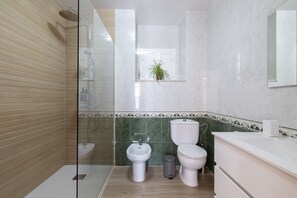 Shower, hair dryer, towels - Casa O Souto in Cangas (Vilanova)