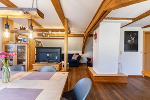 Interior - Apartment 'In the Attic' with Private Terrace, Shared Garden and Wi-Fi (Titisee-Neustadt)