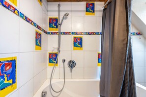Shower, hair dryer, towels - Apartment 'In the Attic' with Private Terrace, Shared Garden and Wi-Fi (Titisee-Neustadt)