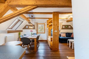 Dining - Apartment 'In the Attic' with Private Terrace, Shared Garden and Wi-Fi (Titisee-Neustadt)